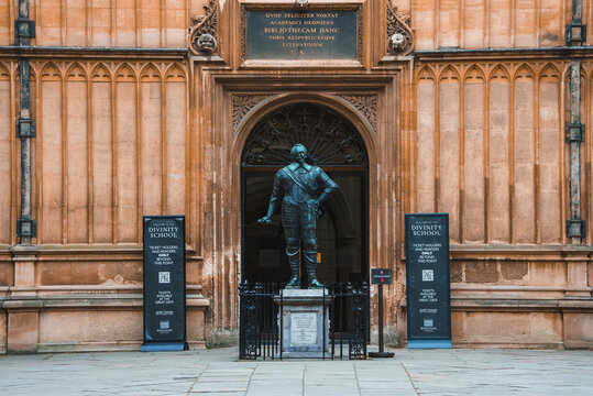 Bronze statue of William Herbert, 3rd Earl of Pembroke in front of the main entrance to the Old Bodleian Library, Oxford, UK