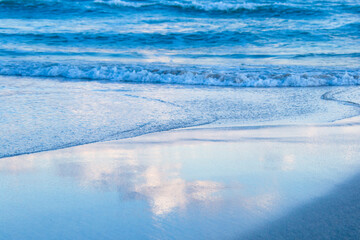 空の色が反射している浜辺