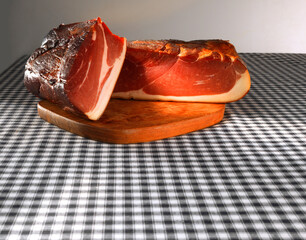 Raeucherschinken auf schwarz weiss kariertem Fond, Schinken, Vesper, Frühstück, Frische,