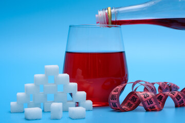 Słodki napój z cukrem wlewany do szklanki z butelki