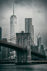 Brooklyn bridge and One World Trade Center on a cloudy morning