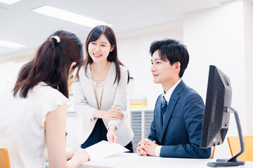 窓口でにこやかに対応をするスタッフ