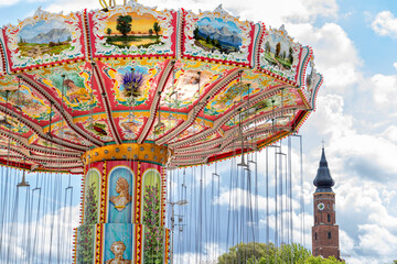 Kettenkarussell auf dem Volksfest Straubing mit Blick auf die Kirche der Basilika St. Jakob