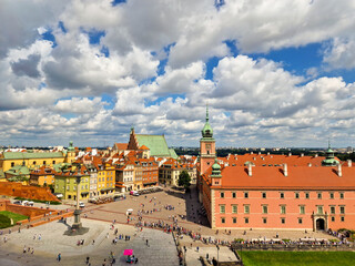 Obraz premium Warsaw, Poland August 2, 2023: Royal Castle and Column Sigismund. Old town in Warsaw from the top of the tower. Poland