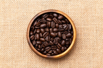 麻布に置かれたコーヒー豆