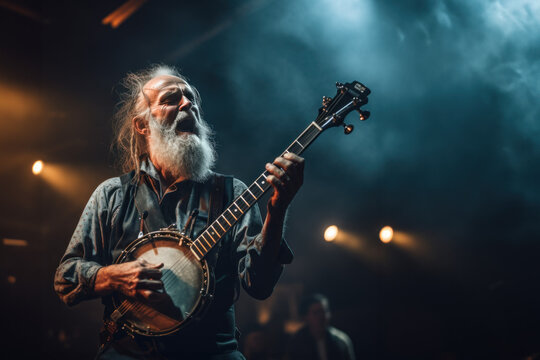 vieux musicien joueur de banjo lors d'un concert dans un salle de spectacle