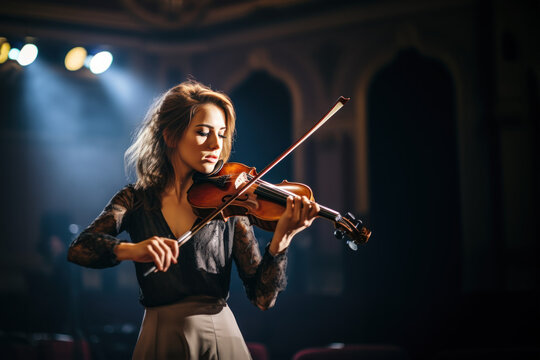 soliste concertiste au violon dans une salle de spectacle en tenue de soir&eacute;e &agrave; l'op&eacute;ra
