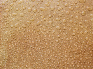Gouttes d'eau sur une terrasse vernie
