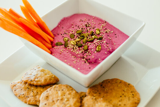 Hummus de remolacha con crudit&eacute;s de zanahoria