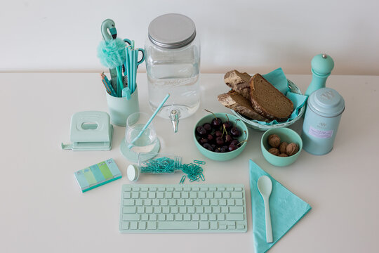 Escritorio con diversos objetos azules