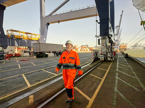 Dock manager supervisor changing sift at port 