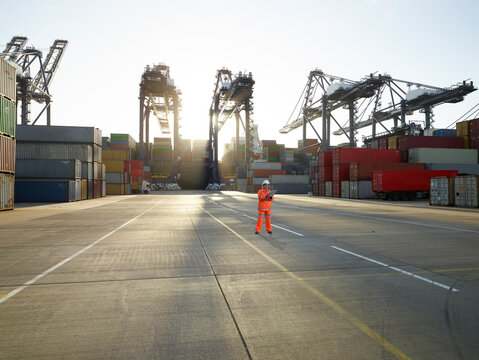 Dock worker with digital tablet