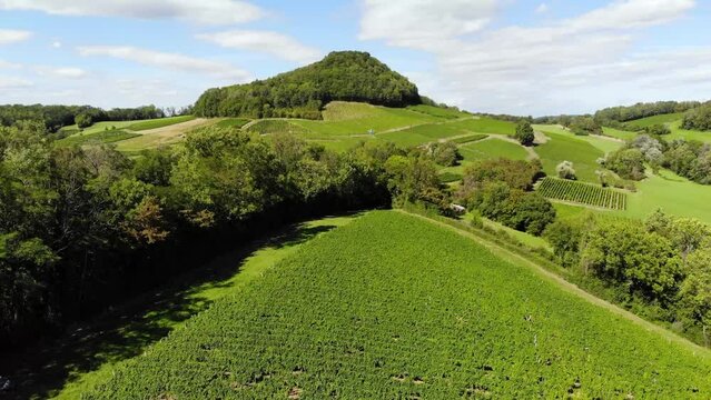 France, L'Etoile (39): Vue a&eacute;rienne de ce c&eacute;l&eacute;bre village viticole et les paysages alentours situ&eacute; dans le Jura