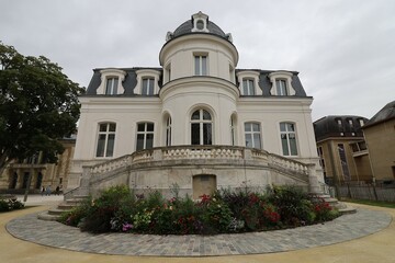 Fototapeta na wymiar Le pavillon fleuri, construit au 19ème siècle, vue de l'exterieur, ville de Evreux, département de l'Eure, France