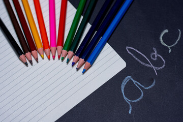 lápis de cor sobre um caderno para pintar e desenhar