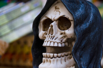 Calavera con capucha en primer plano, d&iacute;a de los muertos 