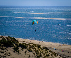 Parapentes au dessus de la dune du Pyla Photo en drone