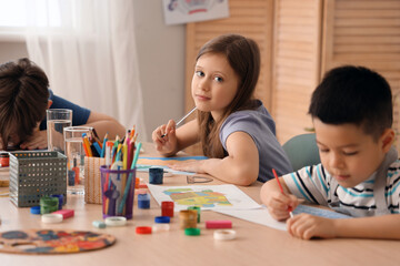 Obraz na płótnie Canvas Little girl drawing in art class