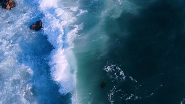 Toma a&eacute;rea de olas en mar brusco