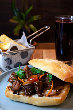 S&aacute;ndwich de lomo saltado con chicha morada