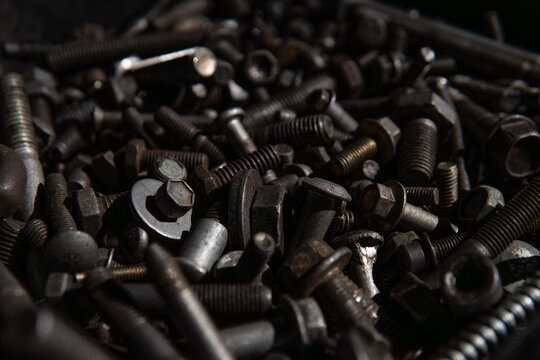 tornillos reciclados, diferentes tipos de tornillos viejos, bulones de diferentes medidas, bulones reciclados