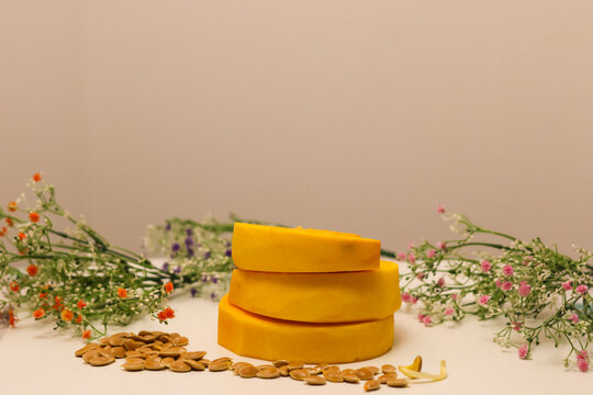 Un zapallo camote con sus semillas sobre la mesa