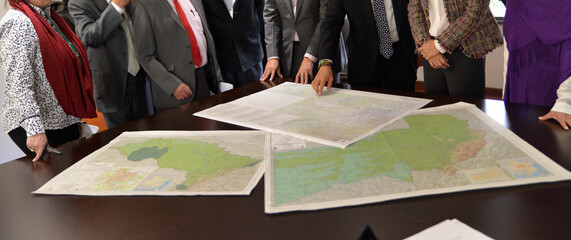 Reunión análisis de documentos mapas © juanherrerafoto