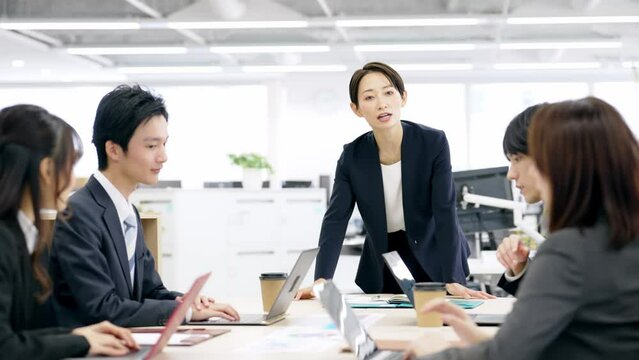 会議するビジネスグループ