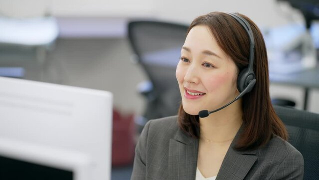 オフィスで働く女性オペレーター