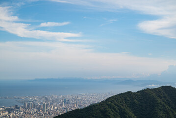 日本の神戸市にある六甲山山頂からみた神戸市内と淡路島の様子。