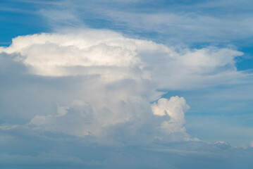 日本の夏の空の様子。とてつもなく大きな入道雲が出ています。地球温暖化が心配です。