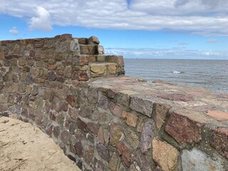 Historische Mauer mit Treppe am Meer in Cuxhaven an der Nordsee
