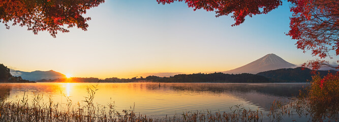 紅葉越しに河口湖の日の出と富士山を望む - obrazy, fototapety, plakaty