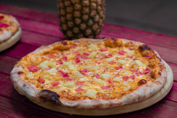 Mesa con Pizza Hawaiana (2)
