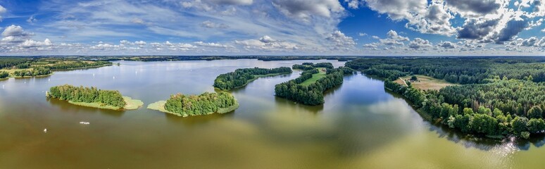 Panorama jeziora Dadaj w województwie warmińsko-mazurskim.
