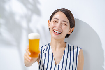 ビールを飲む女性