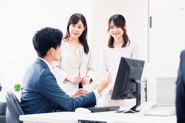 Fototapeta premium オフィスで楽しく話す上司と部下