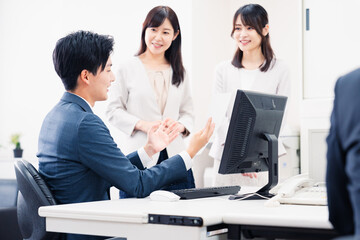 オフィスで楽しく話す上司と部下