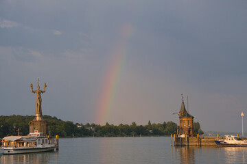 Regenbogen am Bodensee beim Hafen von Konstanz