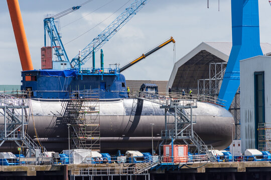 Ein modernes konventionelles Uboot auf dem Ausr&uuml;stungskai bei TKMS in Kiel
