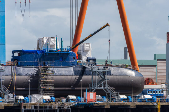 Ein modernes konventionelles Uboot auf dem Ausr&uuml;stungskai bei TKMS in Kiel

