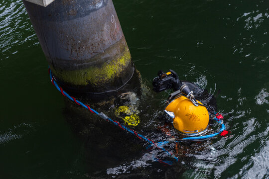Kiel, Deutschland, August 2023 Hafenimpressionen ein Berufstaucher kontrrolliert die Poller einer Anlegestelle auf eventuelle Sch&auml;den