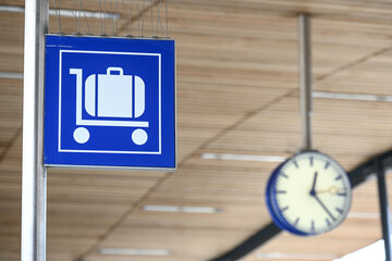Gare bagage transport chariot horaire heure horloge