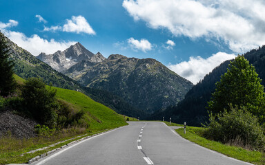 Naklejka premium Lukmanierpass, Schweiz: Die Passstraße im Sommer