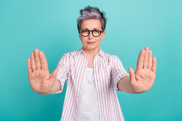 Photo of retired woman recruiter announce stop hiring interns company advertisement placard...