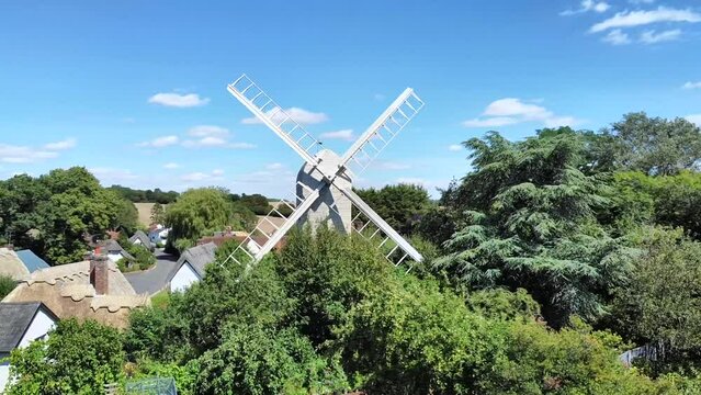 Orbiting Post Mill from left to right.
Known as the most photographed village in Essex, Finchingfield is home to one of the county's few remaining windmills and is a charming, picturesque village.