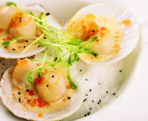 Broiled scallops topped with salmon caviar