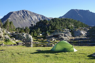 tente de bivouac verte pour camper en montagne