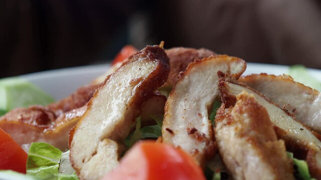 vegetable salad with grilled chicken 