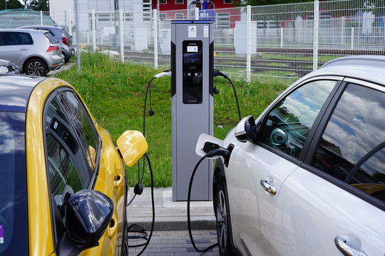Siemens Ladestation f&uuml;r e-Autos beim Laden, Berlin, 10.08.2023